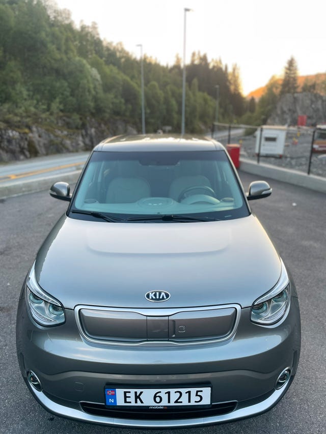 KNAJX81EFJ7027117 2018 KIA SOUL-2