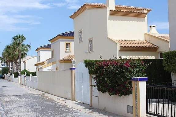 Rolig gate uten gjennomgangstrafikk. Galleribilde