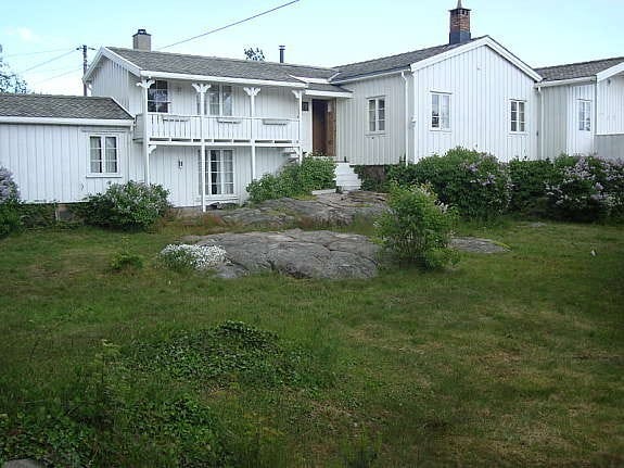 Hovedhuset med anneks og hage uten innsyn og vestvendt terrasse. Utsikten til sundet og fyret er fra den andre siden. Det har i senere tid kommet en dør og terrasse ut fra kjøkkenet (det hjørnet du ser under pipen). Se bildet under Galleribilde