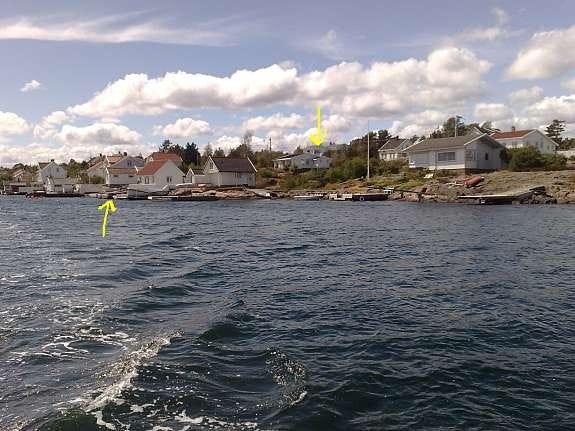 Nederste pil er bryggen, øverste er hovedhuset Galleribilde