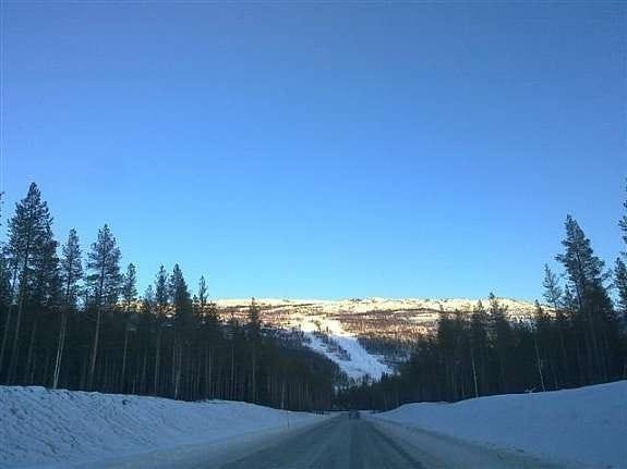 Vegen inn til Målselv Fjellandsby - vinter Galleribilde