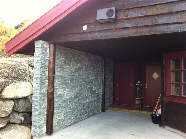 Carport med inngang til hytte og skibod. Bilde tatt September 2012 Galleribilde