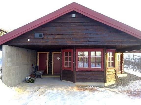 Innkjørsel, carport og kjøkken Galleribilde