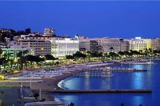 Cannes by night Galleribilde