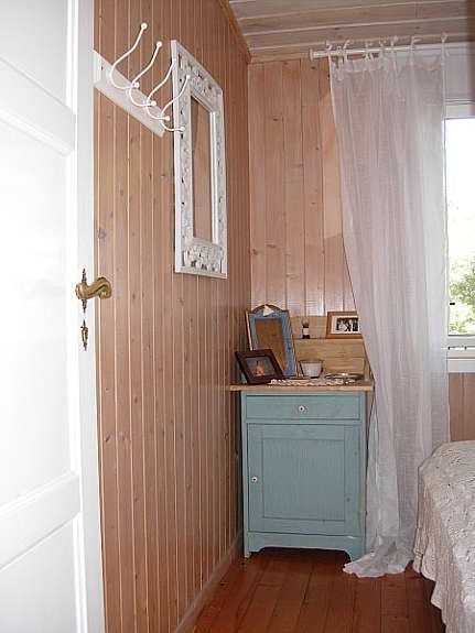 Det er speil, og knagger på alle soverom, samt kommoder på to. Sms 92200182 Galleribilde