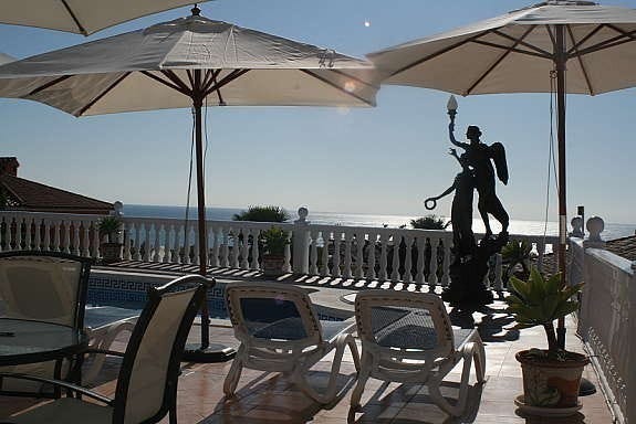 Bassengområde ved englestatue Galleribilde