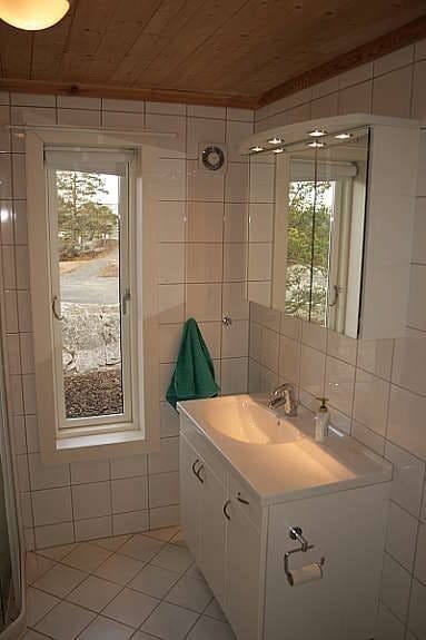 Lyst trivelig flislagt bad 1 med gulvvarme Galleribilde