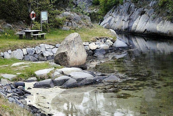 Badeplass (10-12 min å gå) Galleribilde