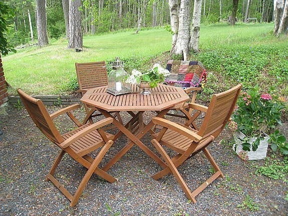 Lun og solfylt frokostplass Galleribilde