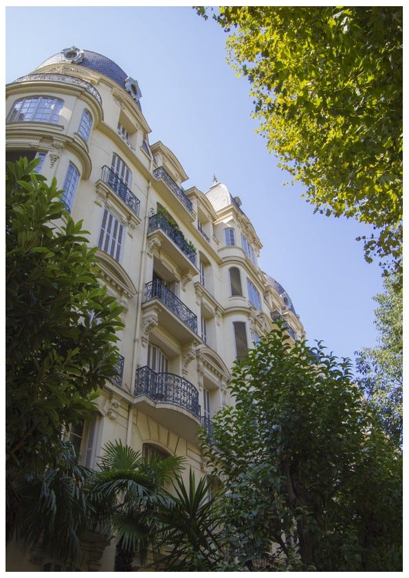 Burgois building, magestic arquitecture Galleribilde