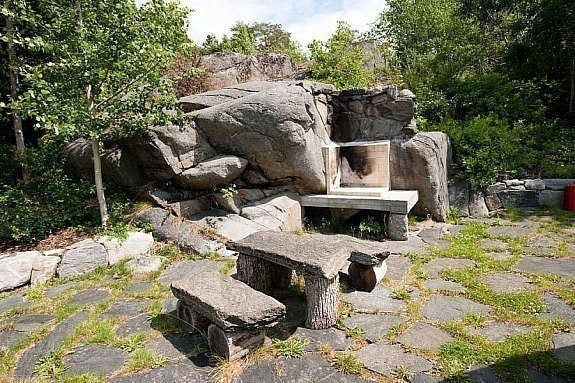 Sten møbler og utepeis ved brygge anlegget. Galleribilde