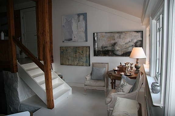 Trapp ned til stuen. Galleribilde