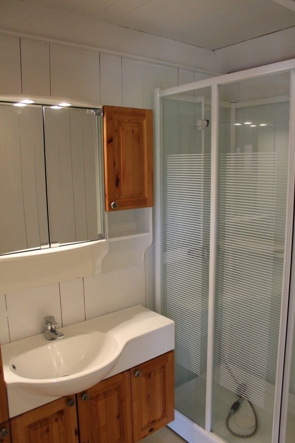 Bad Anneks med dusj.. Galleribilde