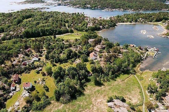 Luftbilde av eiendommen og bukta Galleribilde