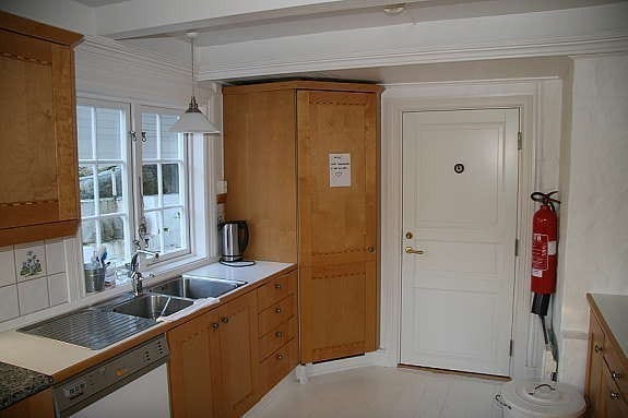 Kjøkken med stort kjølerom. Galleribilde