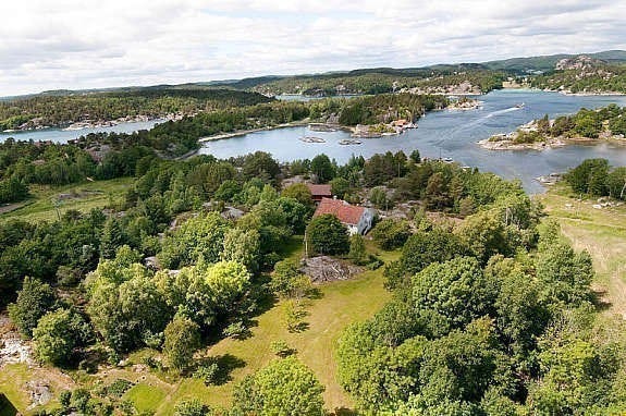 Oversiktsbilde eiendommen med hage Galleribilde