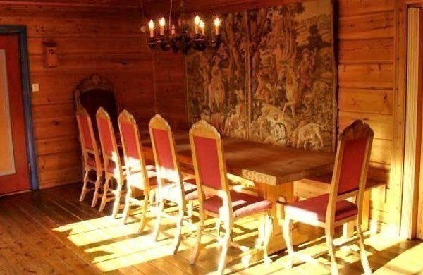 Stuebordet kan skjøtes en eller to ganger og passer til 12, 18 eller 24 personer. Galleribilde