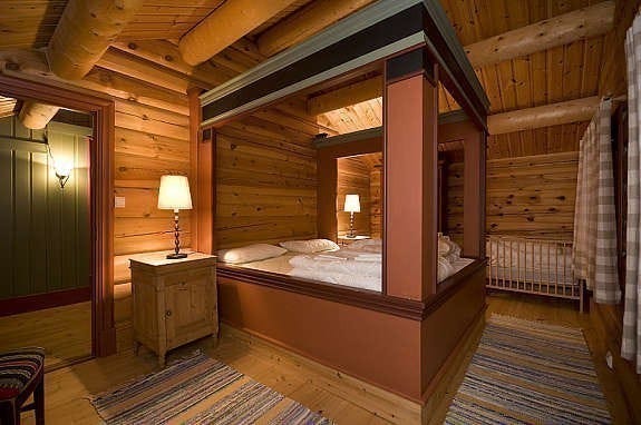 Masterbedroom 2.etg. med King size dobbelseng og barneseng Galleribilde