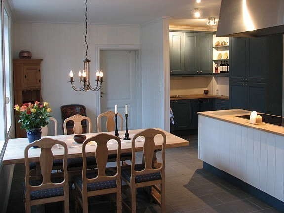 Kjøkkenbordet tverrstilt Galleribilde