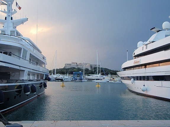 Yatchhavnen i Antibes med le Fort Carré Galleribilde