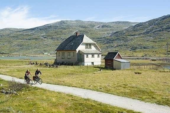 Hytta sett fra Rallarvegen - sommer (juli - sept) Galleribilde