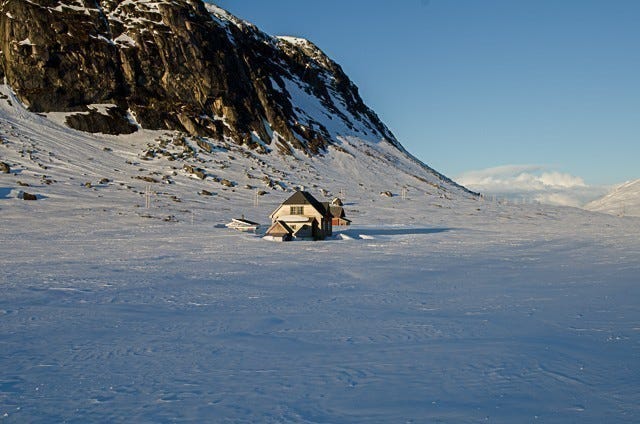 Oksabotn 26 april 2013, kl 20:30- hytta sett fra vest Galleribilde