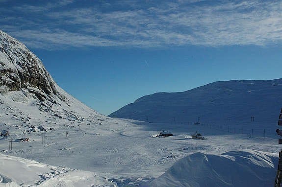 Oversiktsbilde over Uksabotn - hytta til høyre i bildet Galleribilde