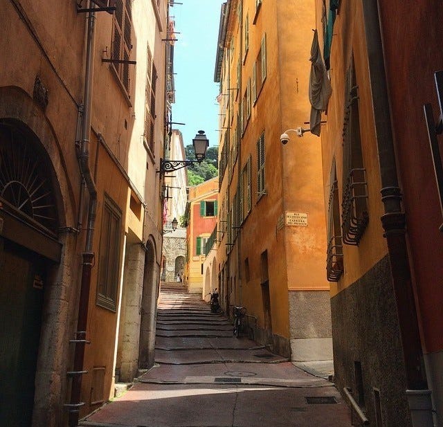 Opp gaten, Rue du Malonat -i tradisjonell atmosfære og så til høyre i Ruelle du Malonat og du er fremme - superb Galleribilde