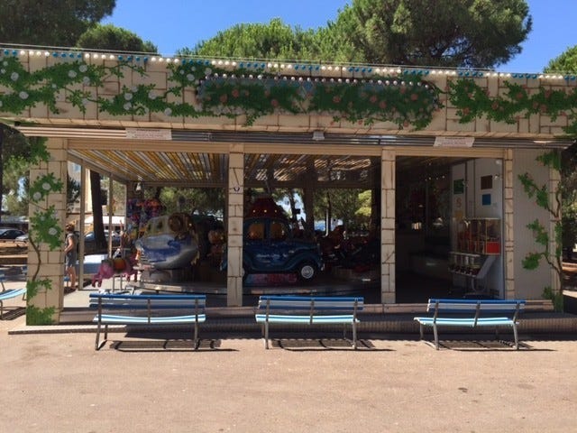 I parken - karuseller for barn - kun 200 meter fra huset. Galleribilde