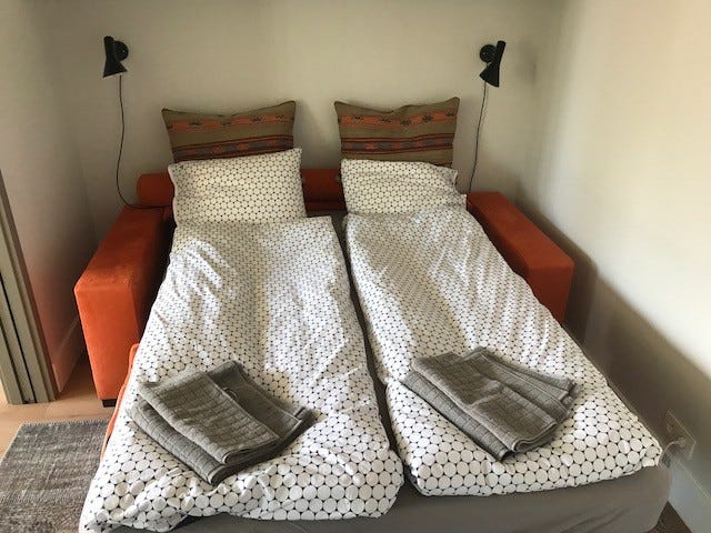 Dobbel sovesofa oppredd for 2 personer Galleribilde