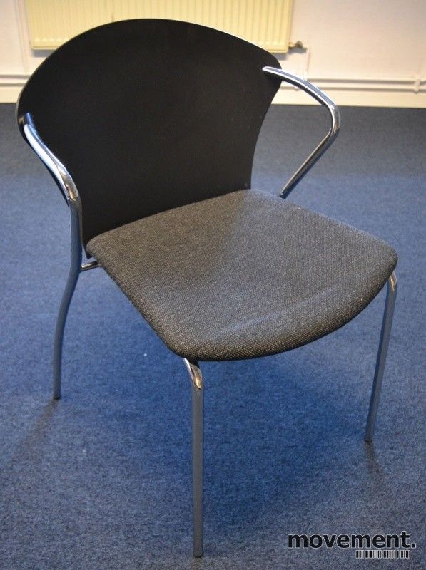 4 stk Konferansestol i sort med sete i koksgrått stoff fra 4 stk Konferansestol i sort med sete i koksgrått stoff fra