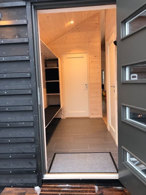 Entré med romslig garderobe. Bod innerst i gangen. Galleribilde