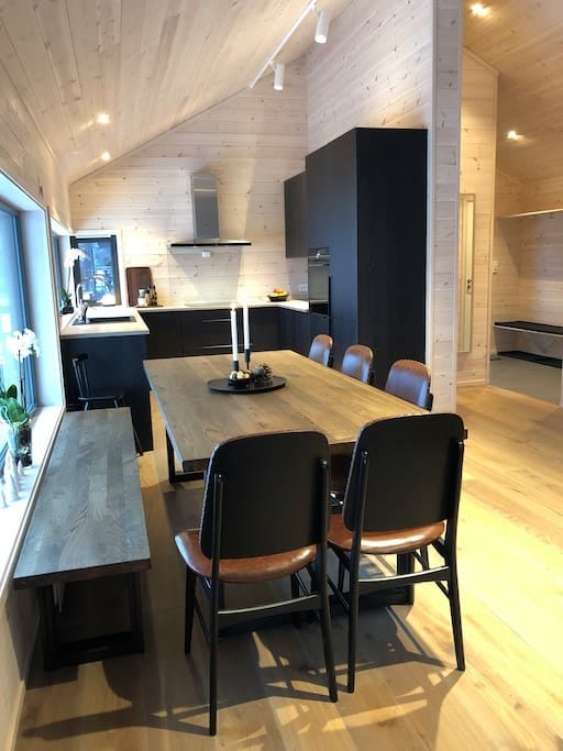 Du kan dekke til 12 rundt spisebordet. Galleribilde