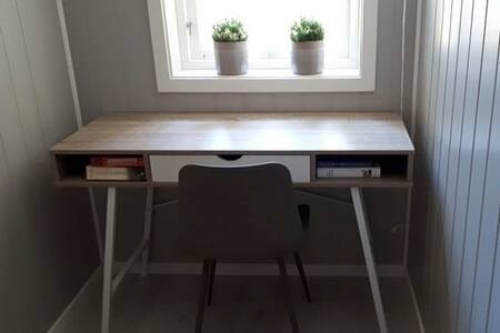 Egen arbeidsplass til hjemmekontor i tilknytning til soverom 2. 150x200cm seng. Galleribilde