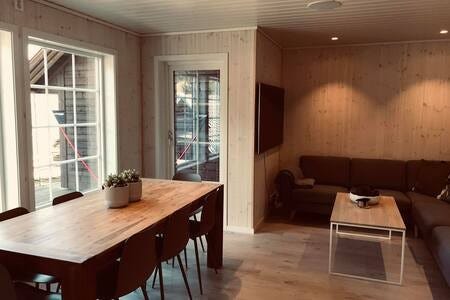 Flott stue med spiseplass og 65 Samsung tv i tv-stuen. Galleribilde