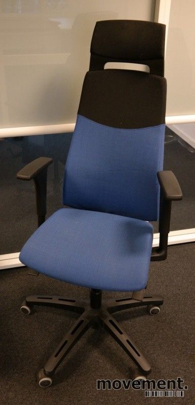 8 stk IKEA Volmar kontorstol, blått sort stoff, nakkepute Pent brukt kontorstol fra IKEA | FINN.no