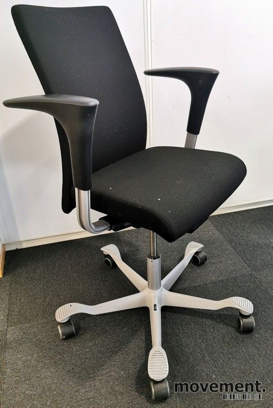 Kontorstol: Håg H04 4600 i sort stoff, armlene i sort, kryss Kontorstol: Håg H04 4600 i grått stoff, armlene i sort