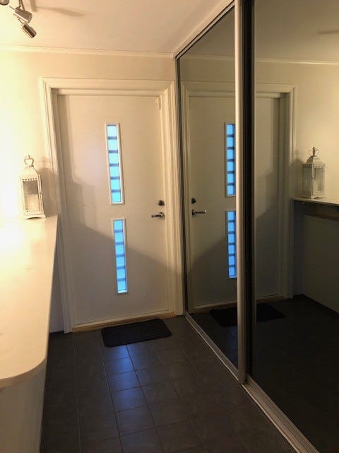 Entre med garderobe og god plass til sko og jakker. Galleribilde