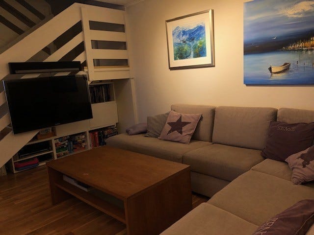 Stor sofa og ny stor TV. Galleribilde