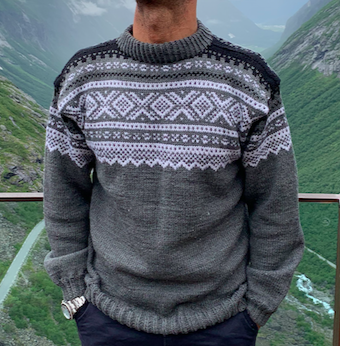 Hjemmestrikket Mariusgenser, str S | FINN.no Marius genser med hette | FINN.no