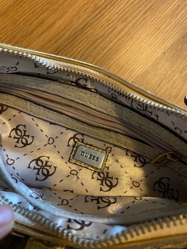 Guess Veske dame | FINN.no Ny GUESS dame veske til salg | FINN.no