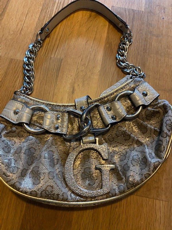Guess Veske dame | FINN.no Ny GUESS dame veske til salg | FINN.no