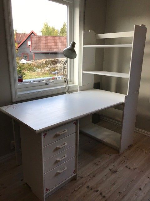 BBB skrivebord med hylle og skuffeseksjon | FINN.no BBB skrivebord med hylle og skuffeseksjon | FINN.no