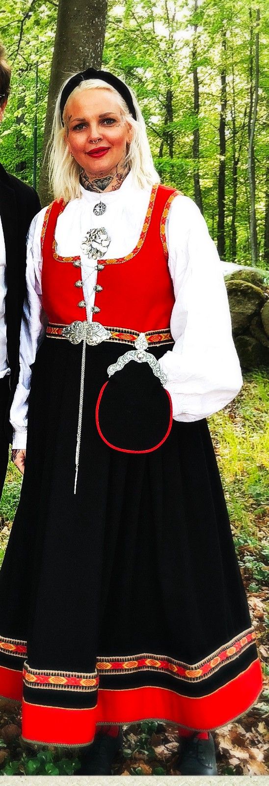 Vestfold bunad 1956 modell rød | FINN.no Vestfold bunadskjorte 1956 og 1932 modell til salgs | FINN.no