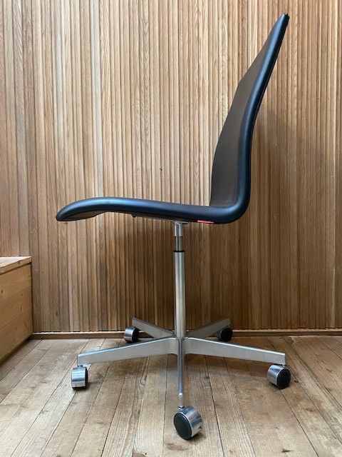 Fritz Hansen, Arne Jacobsen, Oxford kontorstol, sort skinn Arne Jacobsen. Oxford kontorstol |