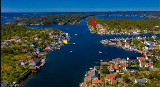 Gul prikk: matbutikk og Pers brygge (restaurant)
Blå prikk: Seilmakerfruens kro (restaurant)
Rød pil: feriehuset Galleribilde