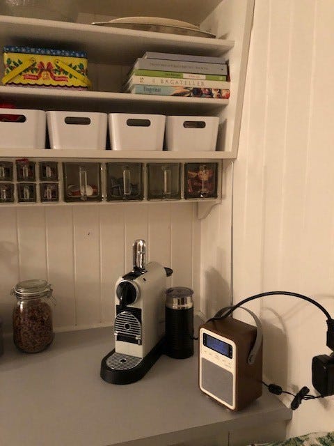 Nespresso kaffemaskin og DAB radio på kjøkkenet Galleribilde