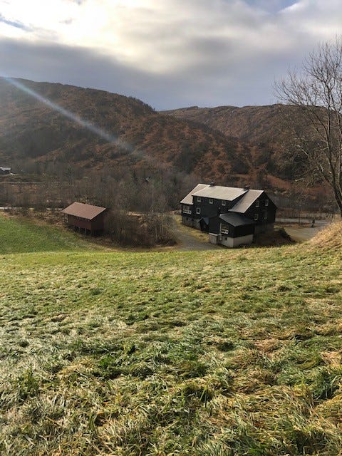 Overiktsbilde Bergsdalshytten med anneks Galleribilde