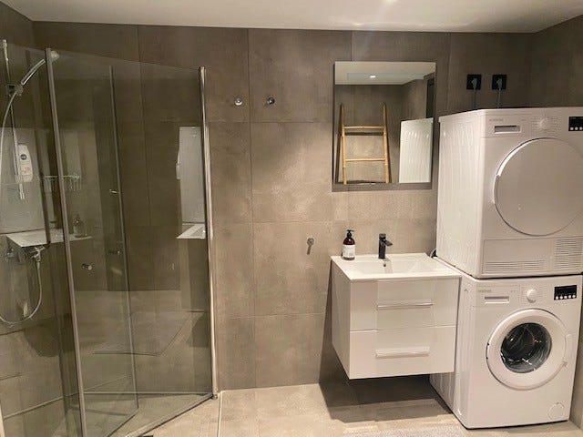 Badet har også vaskemaskin og tørketrommel Galleribilde