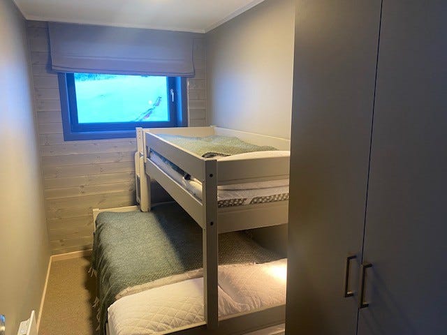 Soverom med køye og dobbeltseng Galleribilde